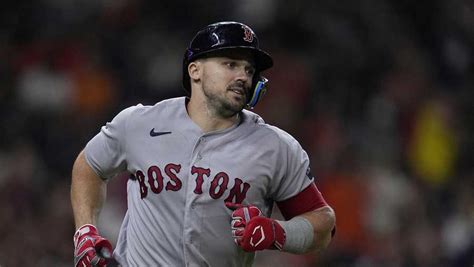 Adam Duvall hits 3-run homer in the 10th in the Red Sox’s 7-5 victory over the Astros